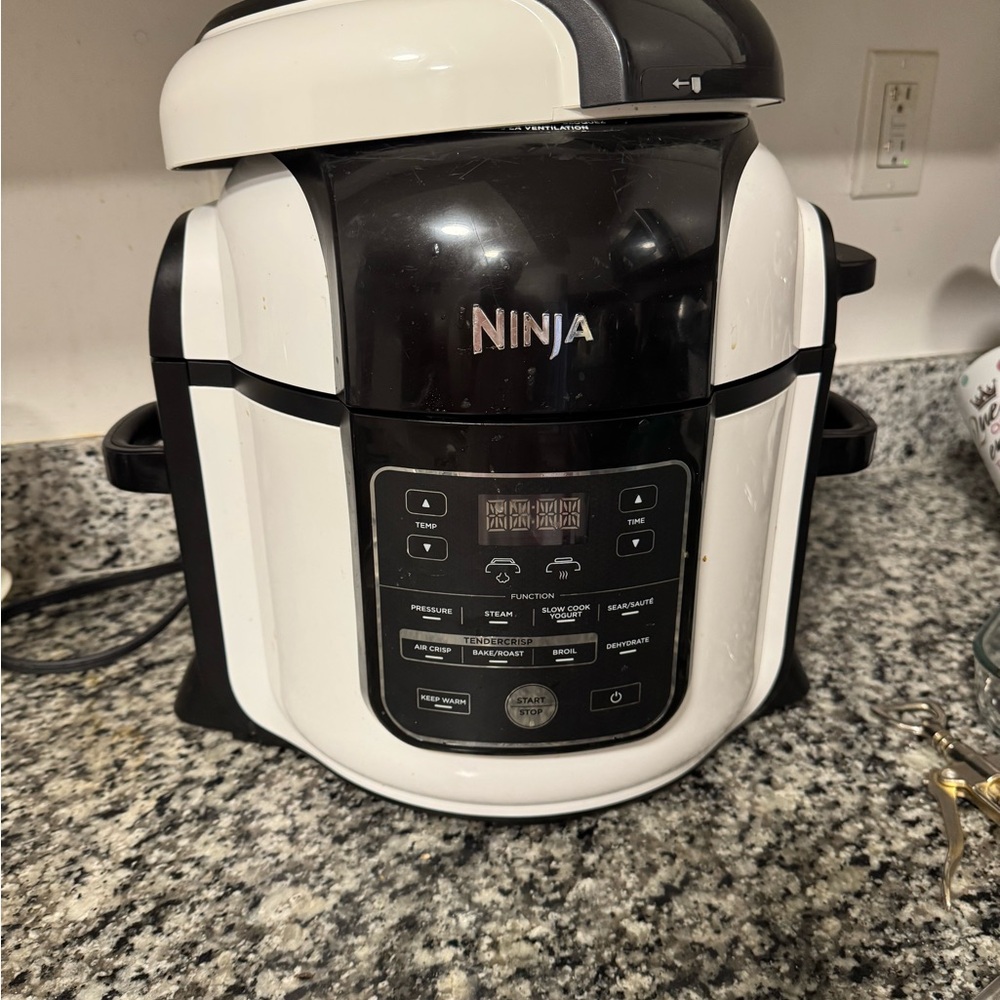 Ninja Black and White Digital Cooker